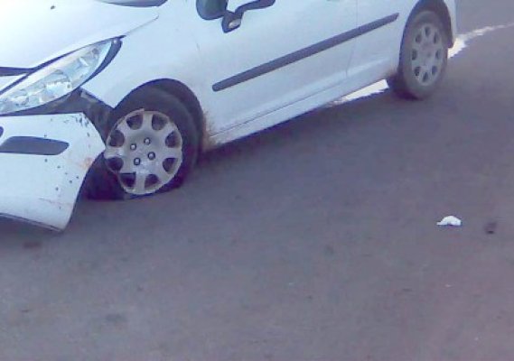 Accident mortal: s-a răsturnat cu maşina şi s-a izbit de un copac